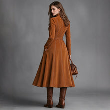 Laden Sie das Bild in den Galerie-Viewer, 2026 New Women's Vintage Suede Long Dress, Elegant Zip Front Fitted Waist Tie Long Dress for Fall Winter