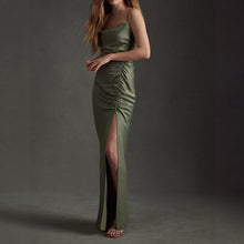 Carica l'immagine nel visualizzatore di Gallery, Abito da sera lungo da damigella d'onore in raso con spalline sottili e spacco alto sulla coscia