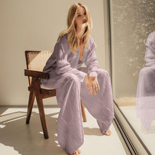 Carica l'immagine nel visualizzatore di Gallery, Completo due pezzi con camicia plissettata a maniche lunghe e colletto rovesciato, pantaloni a gamba larga