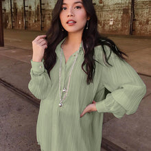 Carica l'immagine nel visualizzatore di Gallery, Completo due pezzi con camicia plissettata a maniche lunghe e colletto rovesciato, pantaloni a gamba larga