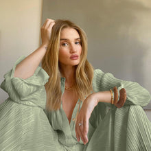 Carica l'immagine nel visualizzatore di Gallery, Completo due pezzi con camicia plissettata a maniche lunghe e colletto rovesciato, pantaloni a gamba larga