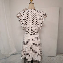 Carica l'immagine nel visualizzatore di Gallery, Mini abito a pois con volant da donna, abito sexy a maniche corte
