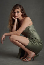 Carica l'immagine nel visualizzatore di Gallery, Abito da sera lungo da damigella d'onore in raso con spalline sottili e spacco alto sulla coscia