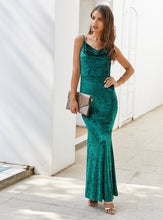 Cargar imagen en el visor de la galería, sexy mature slim mermaid velvet party wear gown evening dresses