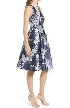 Carica l'immagine nel visualizzatore di Gallery, Abito casual aderente e svasato in raso floreale con scollo a V senza maniche
