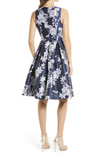 Carica l'immagine nel visualizzatore di Gallery, Abito casual aderente e svasato in raso floreale con scollo a V senza maniche