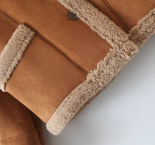 Carica l'immagine nel visualizzatore di Gallery, Giacca in finta pelle scamosciata e montone