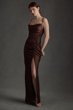 Carica l'immagine nel visualizzatore di Gallery, Abito da sera lungo da damigella d'onore in raso con spalline sottili e spacco alto sulla coscia