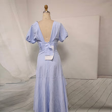 Carica l'immagine nel visualizzatore di Gallery, abito lungo a quadri con scollo a V profondo, manica a lanterna e fiocco sulla schiena