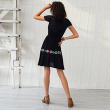 Carica l'immagine nel visualizzatore di Gallery, Vestito da donna con scollo a V profondo e sexy in stile bohémien con ricamo floreale