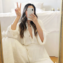 Carica l'immagine nel visualizzatore di Gallery, Completo due pezzi con camicia plissettata a maniche lunghe e colletto rovesciato, pantaloni a gamba larga