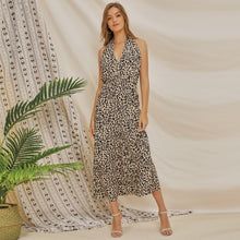 Carica l'immagine nel visualizzatore di Gallery, abito lungo sexy con stampa leopardata, senza maniche e scollo a V e schiena scoperta