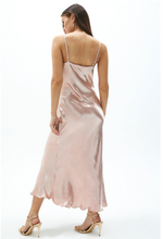 Carica l'immagine nel visualizzatore di Gallery, Abito da sera midi in raso lucido con scollo a cappuccio e spalline sottili