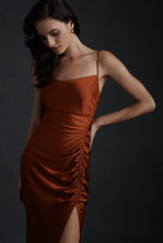 Carica l'immagine nel visualizzatore di Gallery, Abito da sera lungo da damigella d'onore in raso con spalline sottili e spacco alto sulla coscia