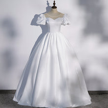 Laden Sie das Bild in den Galerie-Viewer, Satin Puff Sleeve Performance Dress
