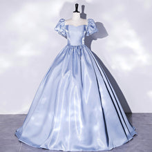 Laden Sie das Bild in den Galerie-Viewer, Satin Puff Sleeve Performance Dress
