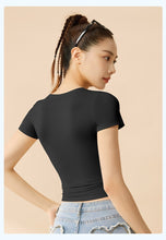 画像をギャラリービューアに読み込む, Short Sleeve Cutout Ruched Athletic Tee
