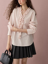 画像をギャラリービューアに読み込む, Cotton Stripe Frilled Blouse
