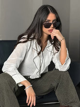 Charger l&#39;image dans la galerie, OL Contrast Ruffle V Neck Blouse
