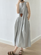 画像をギャラリービューアに読み込む, Sleeveless Bud Flared Midi Dress
