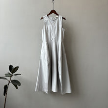 画像をギャラリービューアに読み込む, Sleeveless Bud Flared Midi Dress
