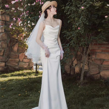Carica l&#39;immagine nel visualizzatore di Gallery, Abito da sposa bianco in stile francese con fata luminosa, semplice abito da sera in raso con spaghetti
