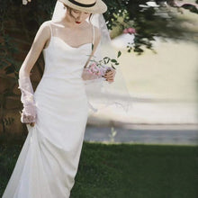 Carica l&#39;immagine nel visualizzatore di Gallery, Abito da sposa bianco in stile francese con fata luminosa, semplice abito da sera in raso con spaghetti
