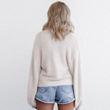 Laden Sie das Bild in den Galerie-Viewer, White Fuzzy Casual Sweater
