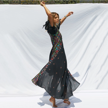 Laden Sie das Bild in den Galerie-Viewer, three-quarter sleeve V-neck floral bohemian dress
