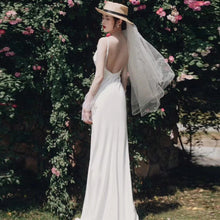 Carica l&#39;immagine nel visualizzatore di Gallery, Abito da sposa bianco in stile francese con fata luminosa, semplice abito da sera in raso con spaghetti
