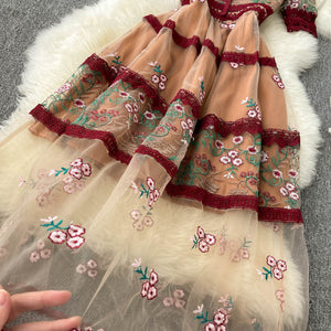 エレガントな重厚な刺繍レースチュールのイブニングドレス