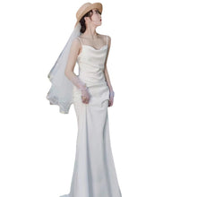 Carica l&#39;immagine nel visualizzatore di Gallery, Abito da sposa bianco in stile francese con fata luminosa, semplice abito da sera in raso con spaghetti
