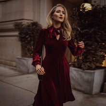 Laden Sie das Bild in den Galerie-Viewer, Gorgeous Velvet V Neck A-Line Long Sleeve Burgundy Dress
