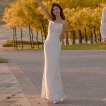 Carica l&#39;immagine nel visualizzatore di Gallery, Abito da sposa bianco in stile francese con fata luminosa, semplice abito da sera in raso con spaghetti
