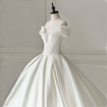 Load image into Gallery viewer, Off Shoulder Bridal Big Train French Style Wedding Dress
