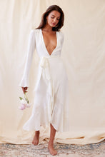 Laden Sie das Bild in den Galerie-Viewer, long lantern sleeve deep V-neck dress
