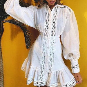 abito da donna in cotone bianco tinta unita con patchwork in pizzo idrosolubile, manica lunga e ricamo al ginocchio